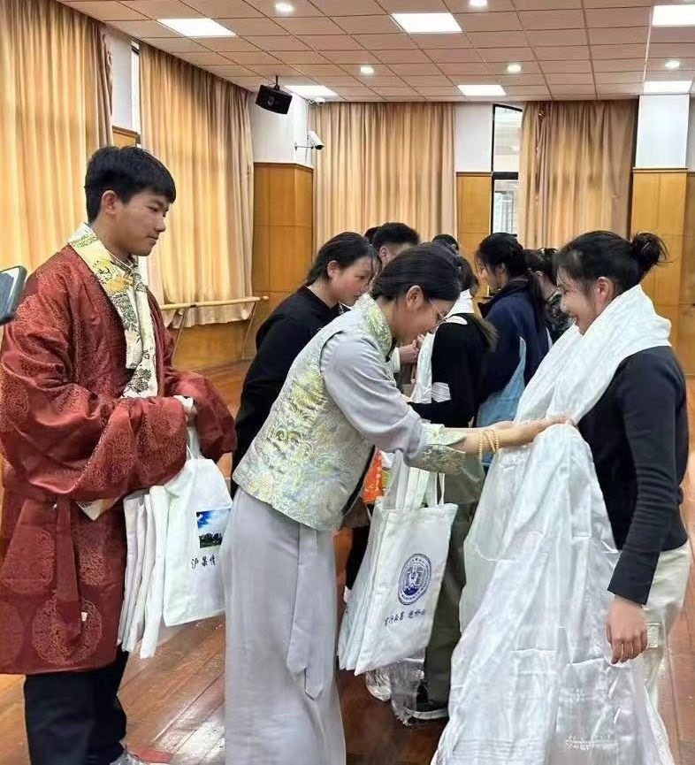 2024年1月18日，在上海市大同中學(xué)，果洛西寧民族中學(xué)學(xué)生給上海大同中學(xué)師生獻(xiàn)哈達(dá)。新華社發(fā)（果洛州教育局供圖）