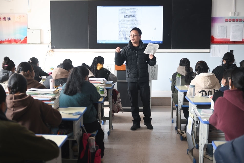 2023年2月23日，上海援青教師鐘祖華在果洛西寧民族中學(xué)給學(xué)生上課。