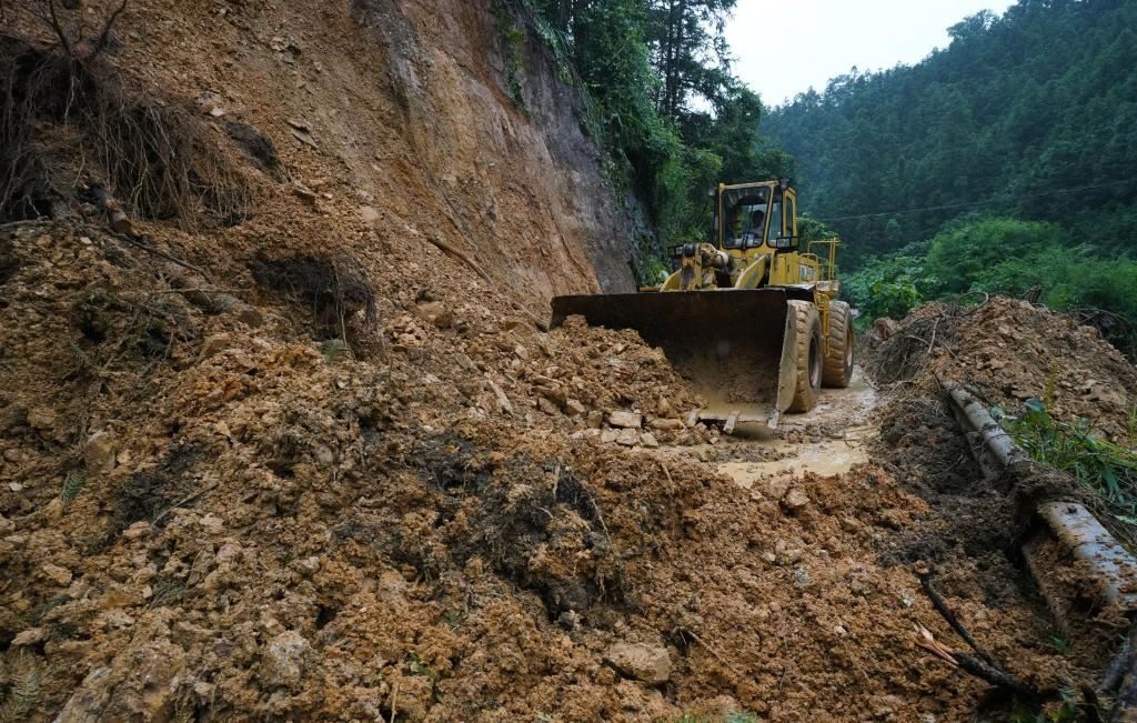6月18日，在廣西融水苗族自治縣融水鎮(zhèn)新安村，一臺(tái)推土機(jī)在清理塌方路段。新華社發(fā)（龍林智攝）