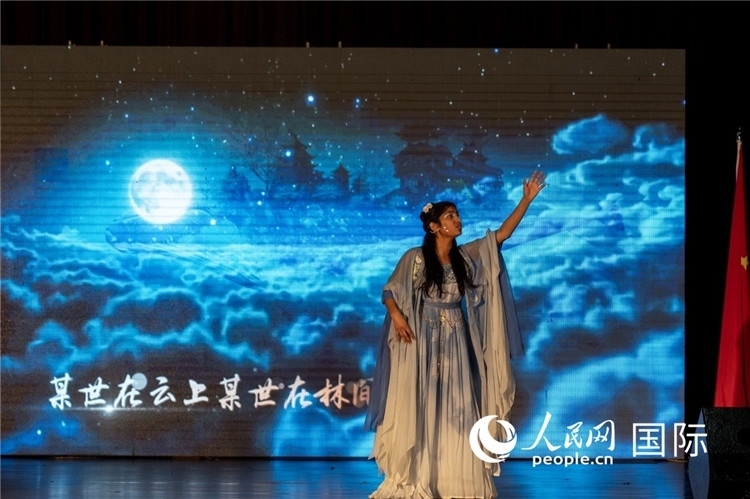 參賽選手演唱中文歌曲《左手指月》。人民日?qǐng)?bào)非洲中心分社 希拉茲·莫林?jǐn)z