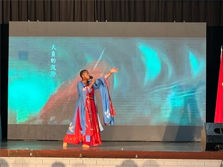 一等獎(jiǎng)獲得者彩翼進(jìn)行才藝表。（圖片來(lái)源：孔子課堂）