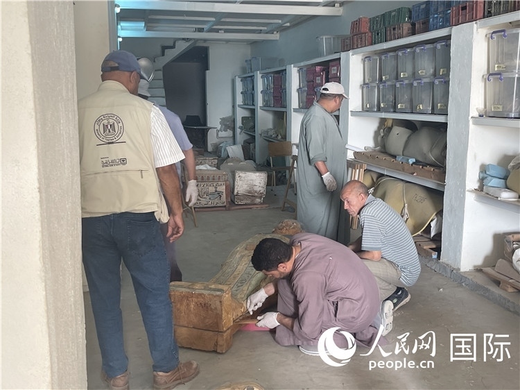 圖為中埃薩卡拉新出土文物數(shù)字化調(diào)查與研究項(xiàng)目團(tuán)隊(duì)在工作現(xiàn)場。薛江攝