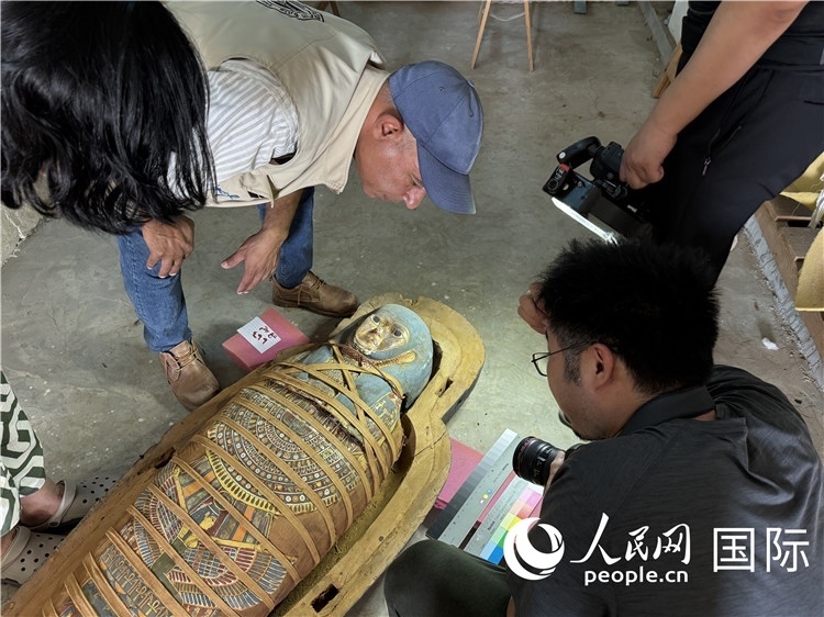 圖為中埃薩卡拉新出土文物數(shù)字化調(diào)查與研究項(xiàng)目團(tuán)隊(duì)在工作現(xiàn)場。薛江攝