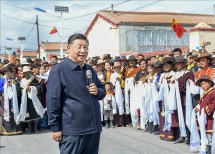 2021年6月7日至9日，習(xí)近平總書記在青?？疾?。這是8日下午，習(xí)近平在海北藏族自治州剛察縣沙柳河鎮(zhèn)果洛藏貢麻村考察時，同村民們親切交流。新華社記者 謝環(huán)馳 攝