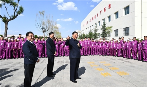 2021年6月7日至9日，習(xí)近平總書記在青海考察。這是7日下午，習(xí)近平總書記在青海圣源地毯集團(tuán)有限公司考察時，同企業(yè)員工親切交流。新華社記者 謝環(huán)馳 攝