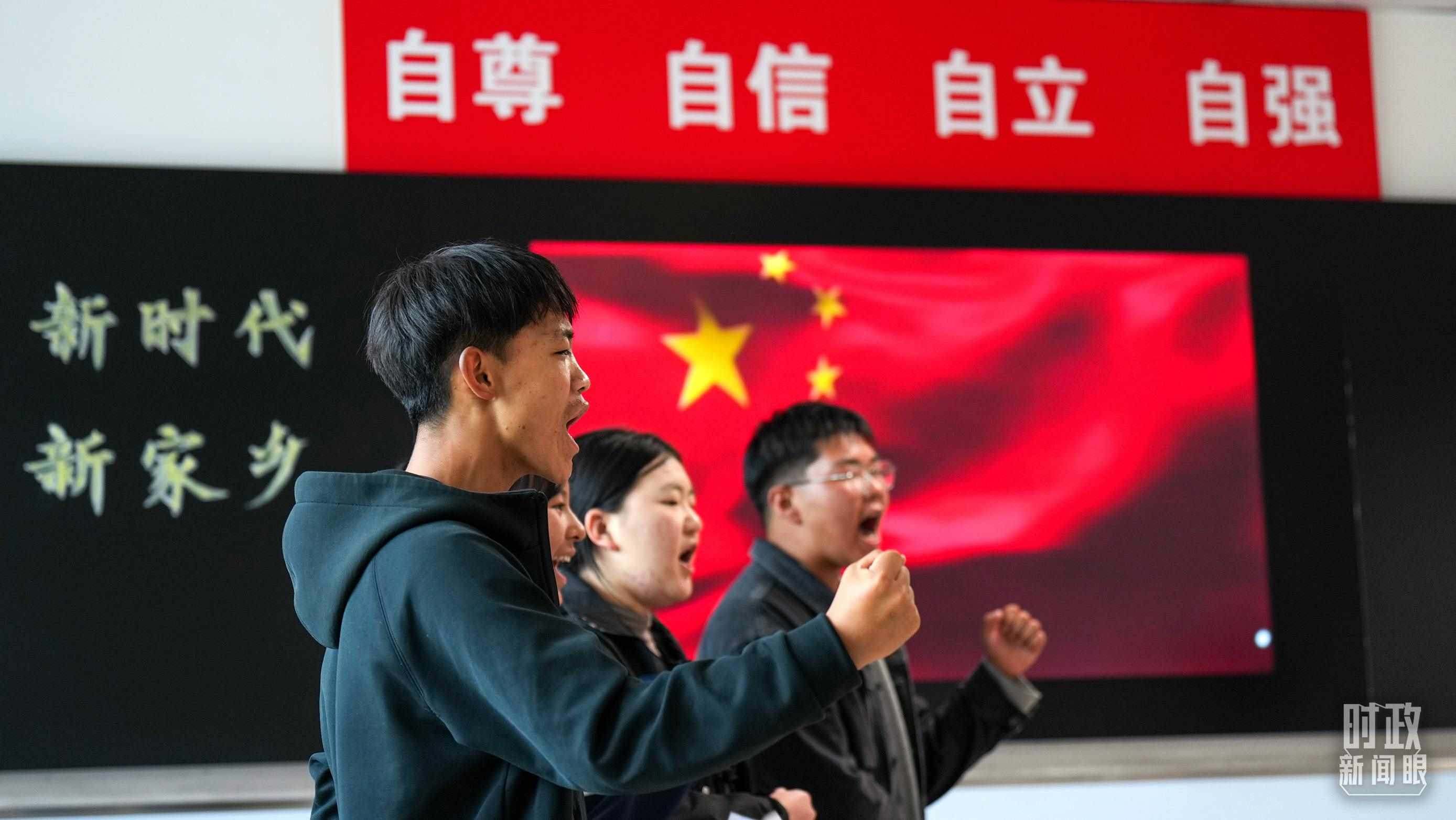 △果洛西寧民族中學(xué)高一（1）班的“新時(shí)代、新家鄉(xiāng)”主題思政課。（總臺(tái)央視記者許永松、國(guó)廣記者李晉拍攝）