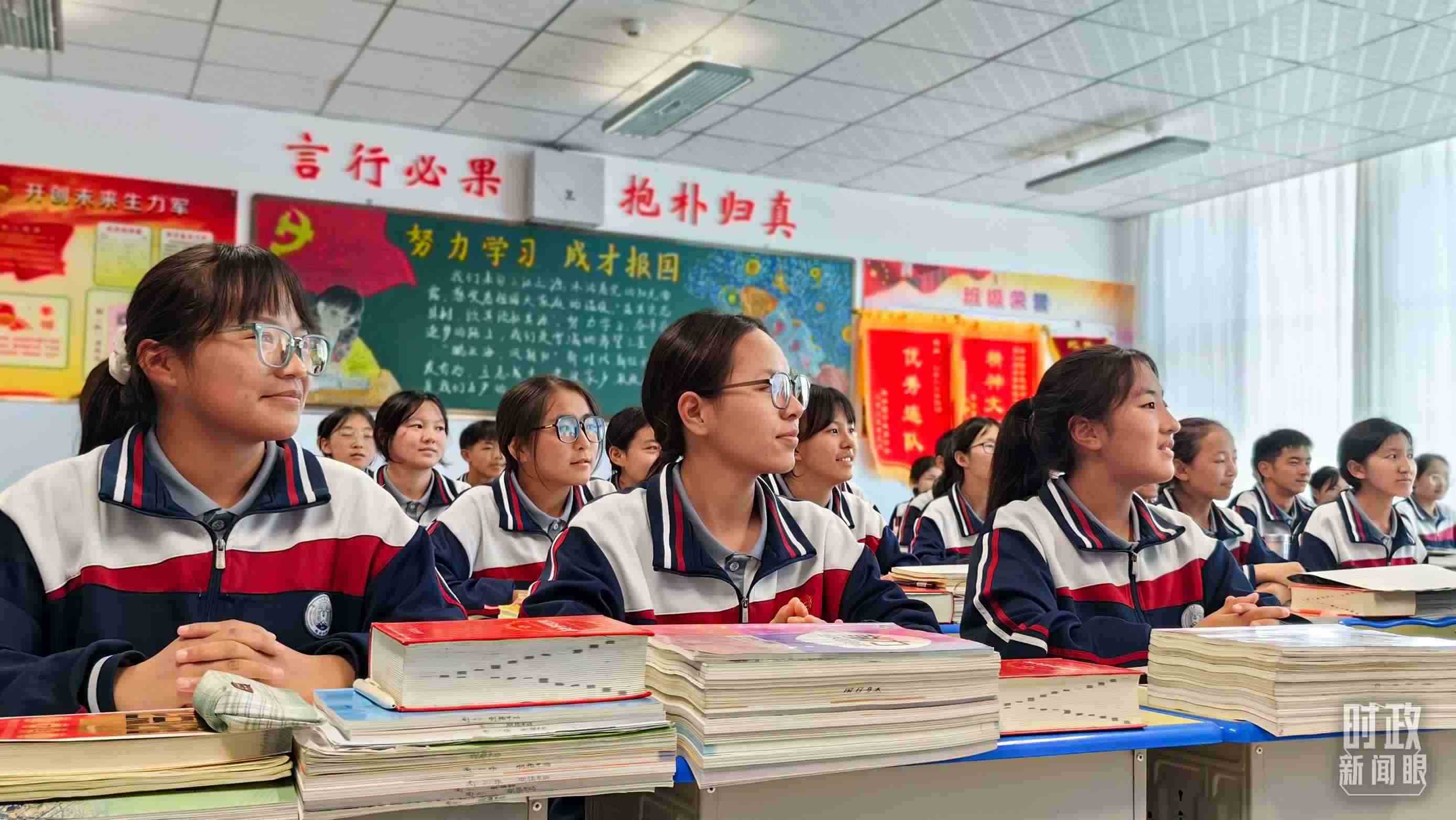△果洛西寧民族中學(xué)高一（1）班的“新時(shí)代、新家鄉(xiāng)”主題思政課。（總臺(tái)央視記者段德文拍攝）