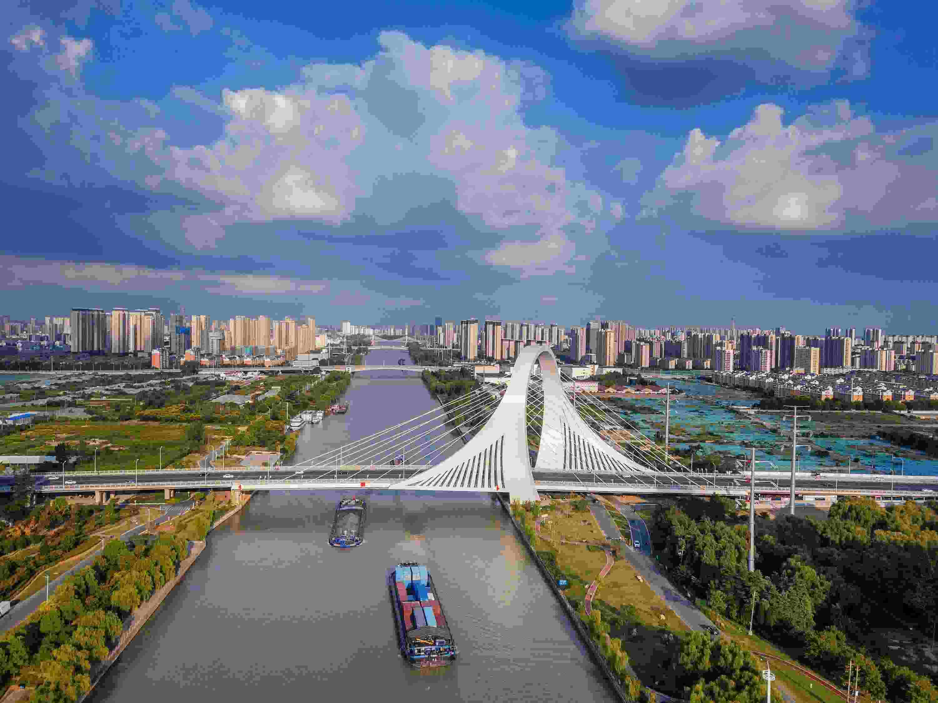 2022年9月12日，幾艘船舶行駛在江蘇淮安運(yùn)河大橋附近。
