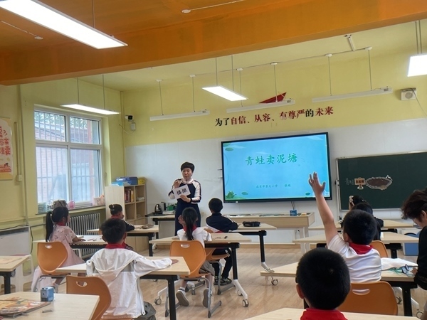 學(xué)生們?cè)诮淌疑险Z文課。 人民網(wǎng)記者 陳琦攝