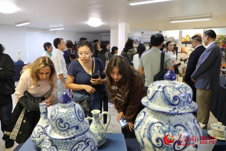 在展覽現(xiàn)場(chǎng)，觀眾們駐足欣賞德化瓷和墨西哥彩瓷。人民網(wǎng) 埃內(nèi)斯托·多明戈斯攝