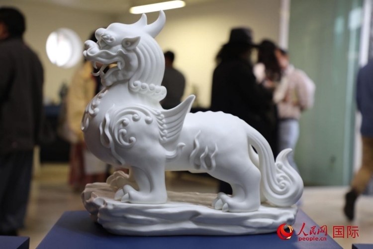 展覽現(xiàn)場(chǎng)的德化白瓷。人民網(wǎng) 埃內(nèi)斯托·多明戈斯攝