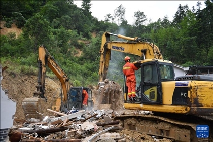 6月23日，救援人員在魚市鎮(zhèn)斗溪村龍?zhí)两M山體滑坡現(xiàn)場開展救援工作。新華社記者 陳振海 攝