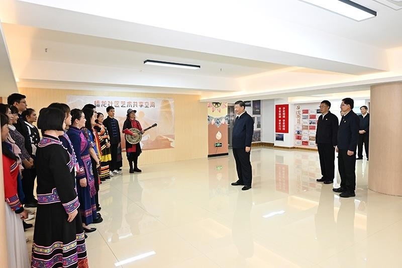 2023年12月14日，習(xí)近平總書記在廣西南寧市良慶區(qū)蟠龍社區(qū)黨群服務(wù)中心文體活動(dòng)室同社區(qū)居民親切交流。