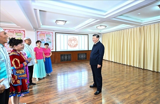 2024年6月19日下午，習近平總書記在寧夏銀川市金鳳區(qū)長城花園社區(qū)活動室考察時，同社區(qū)居民親切交流。