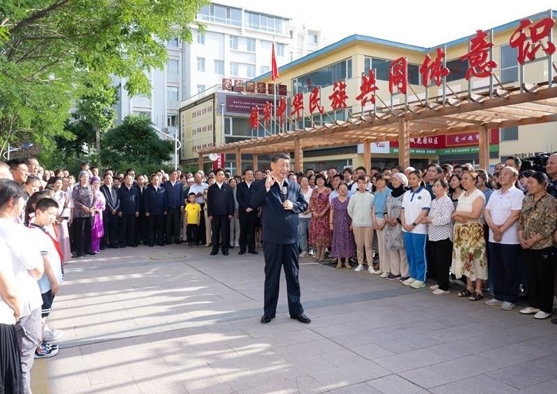 2024年6月19日，習(xí)近平總書記在寧夏銀川市金鳳區(qū)長城花園社區(qū)考察時(shí)，同社區(qū)居民親切交流。