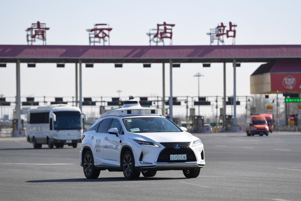 一輛自動(dòng)駕駛車行駛在北京大興國(guó)際機(jī)場(chǎng)到亦莊的自動(dòng)駕駛線路上（2024年3月1日攝）。新華社記者 鞠煥宗 攝