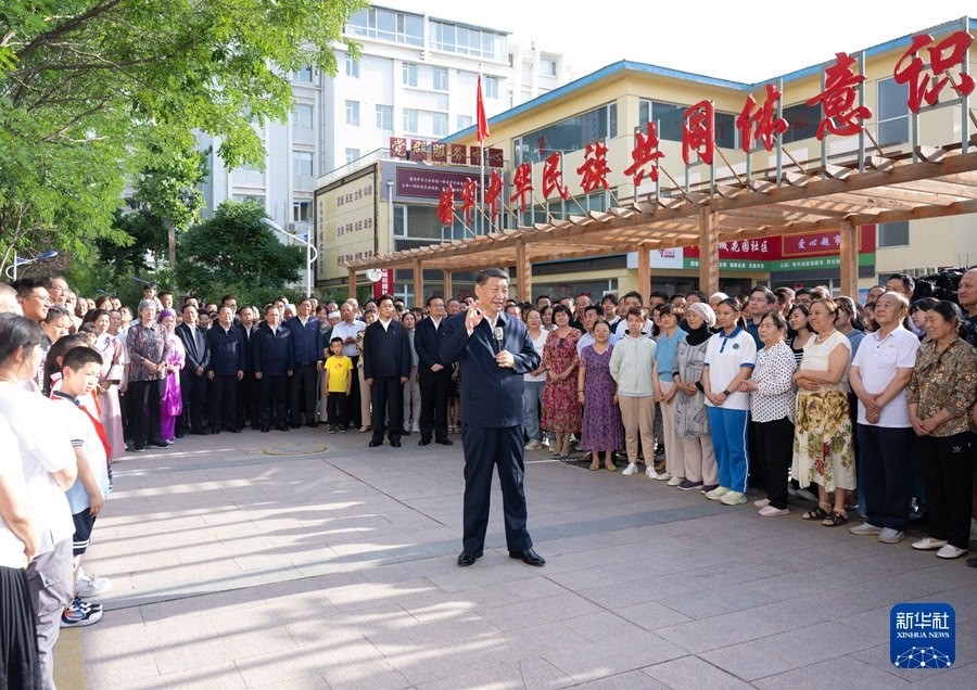 6月19日下午，習(xí)近平總書記在銀川市金鳳區(qū)長(zhǎng)城花園社區(qū)考察時(shí)，同社區(qū)居民親切交流。