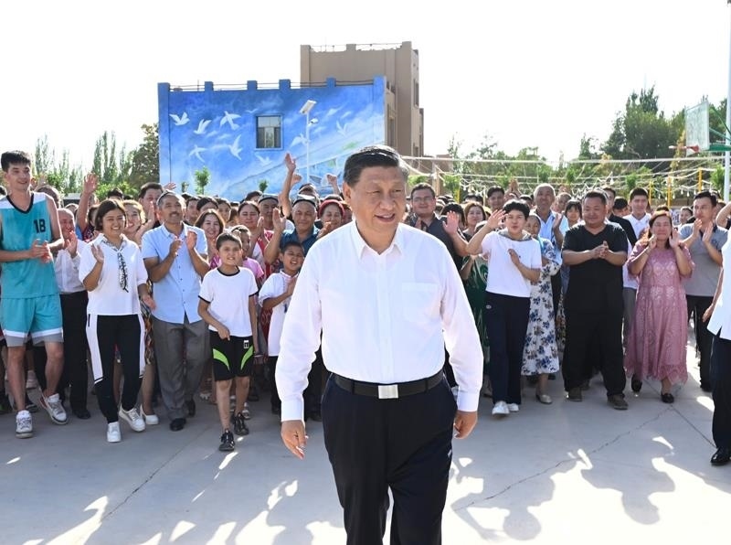 2022年7月14日，習(xí)近平總書記在新疆吐魯番市高昌區(qū)亞爾鎮(zhèn)新城片區(qū)新城西門村考察時(shí)，同各族群眾在一起。