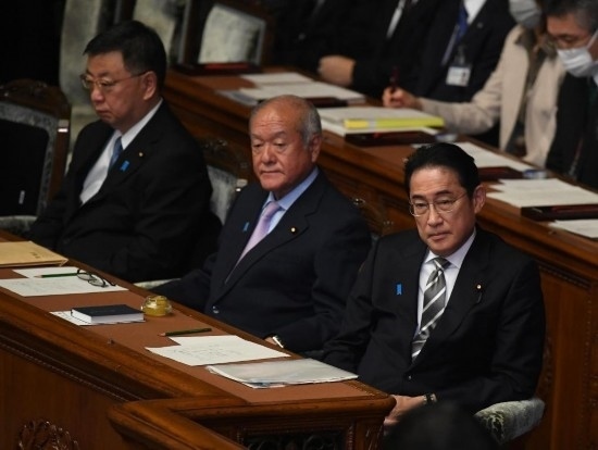 ??2023年12月13日，日本首相岸田文雄（右）參加國會(huì)閉會(huì)式。新華社記者馮武勇攝