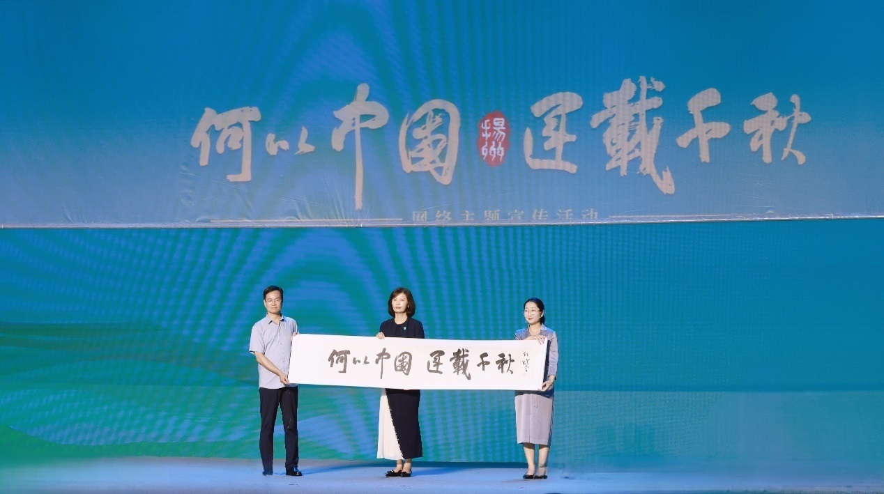 隋唐大運(yùn)河文化博物館館長曹岳森（左）、揚(yáng)州中國大運(yùn)河博物館館長鄭晶（中）、浙東運(yùn)河博物館負(fù)責(zé)人張慧（右）共同展卷。