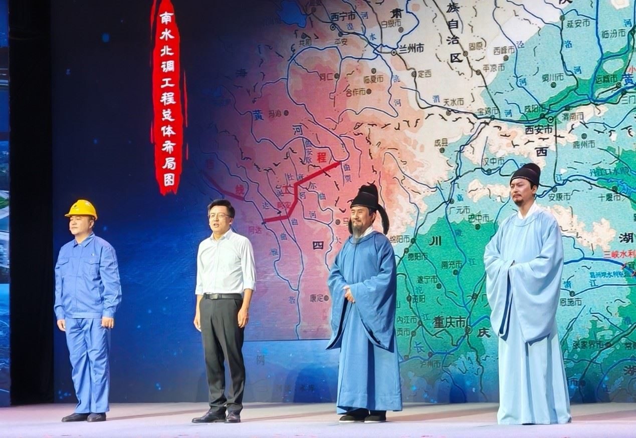 演員張志堅(jiān)（右二）、演員侯京?。ㄓ乙唬⒈本┕鼐醇o(jì)念館執(zhí)行館長張鵬（左二）和江蘇省江都水利工程管理處第二抽水站管理所副所長郭凱（左一）同臺(tái)演繹。