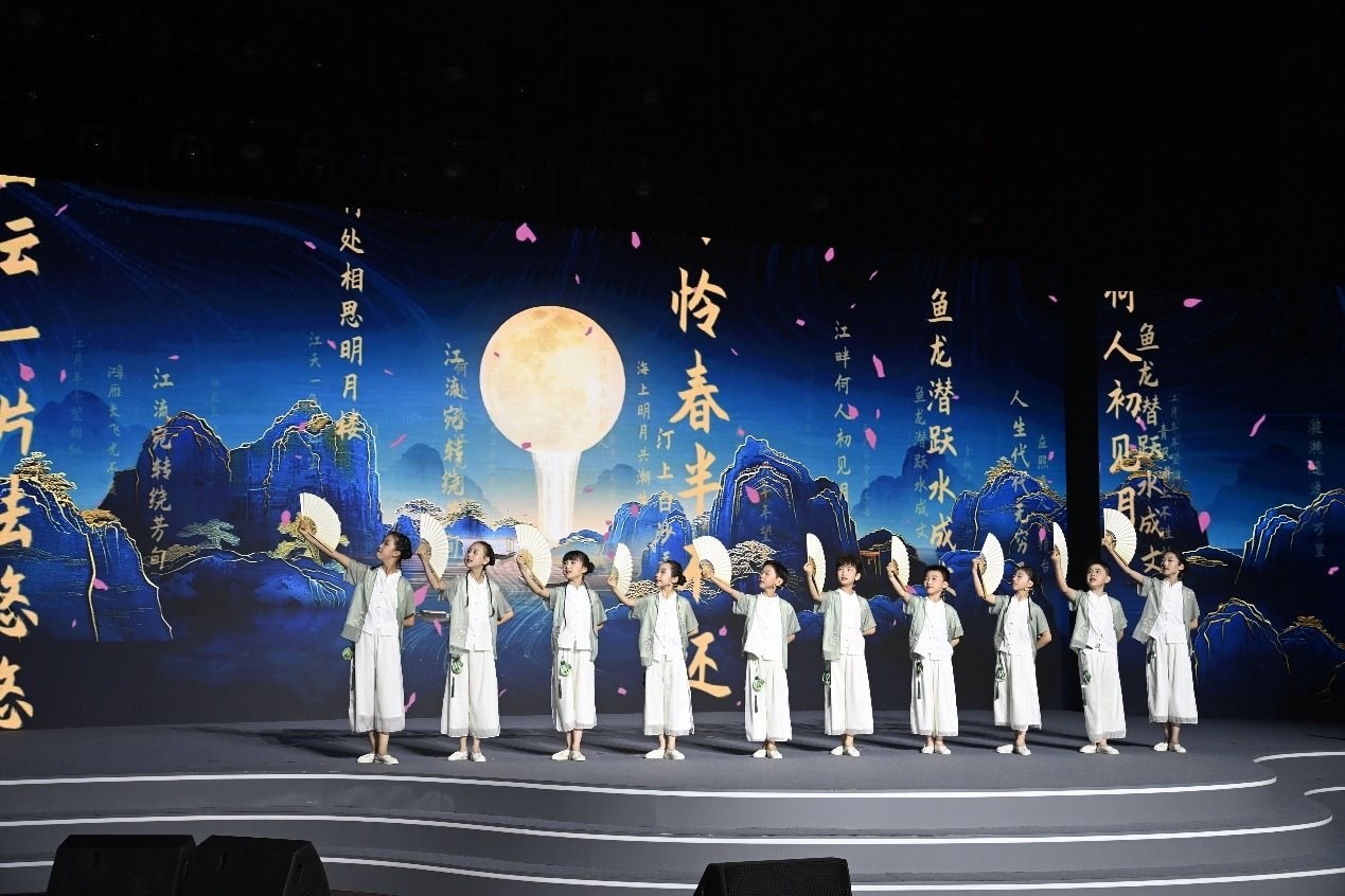 揚(yáng)州市邗江區(qū)實(shí)驗(yàn)學(xué)校蔣王小學(xué)學(xué)生吟誦《春江花月夜》。