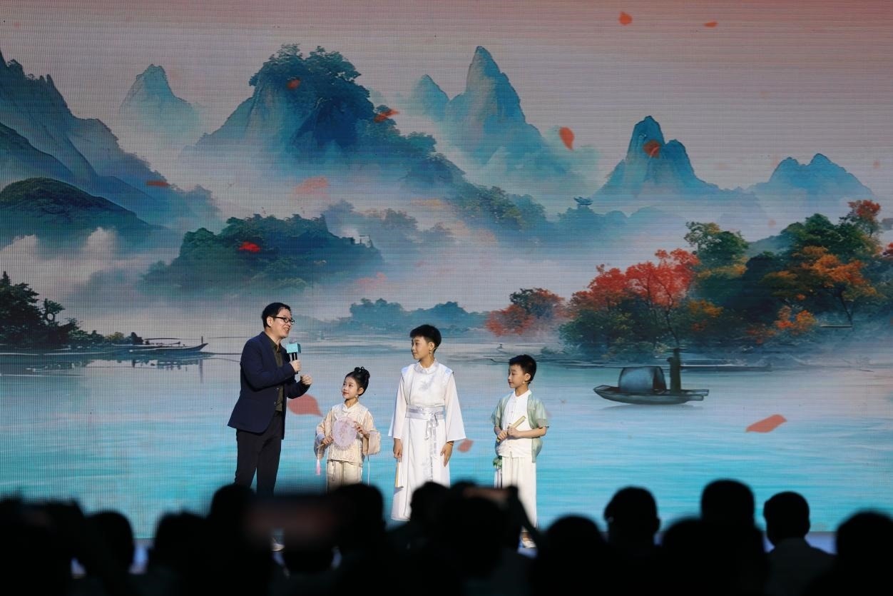 南京師范大學(xué)教授酈波（左一）與2024中國詩詞大會(huì)選手張可兒（左二）、姜敬曦（右二），揚(yáng)州市邗江區(qū)實(shí)驗(yàn)學(xué)校蔣王小學(xué)學(xué)生陸俊屹（右一）趣談大運(yùn)河詩詞文化。