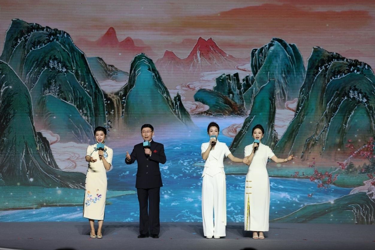 國家一級(jí)演員、京劇表演藝術(shù)家王平（左二），國家一級(jí)演員、南京藝術(shù)學(xué)院教授單雯（左一），浙江小百花越劇團(tuán)青年演員陳麗君（右二）、何青青（右一）同臺(tái)唱響千年運(yùn)河情。