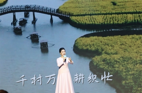 歌唱家、中國音樂學(xué)院教授雷佳現(xiàn)場演唱。