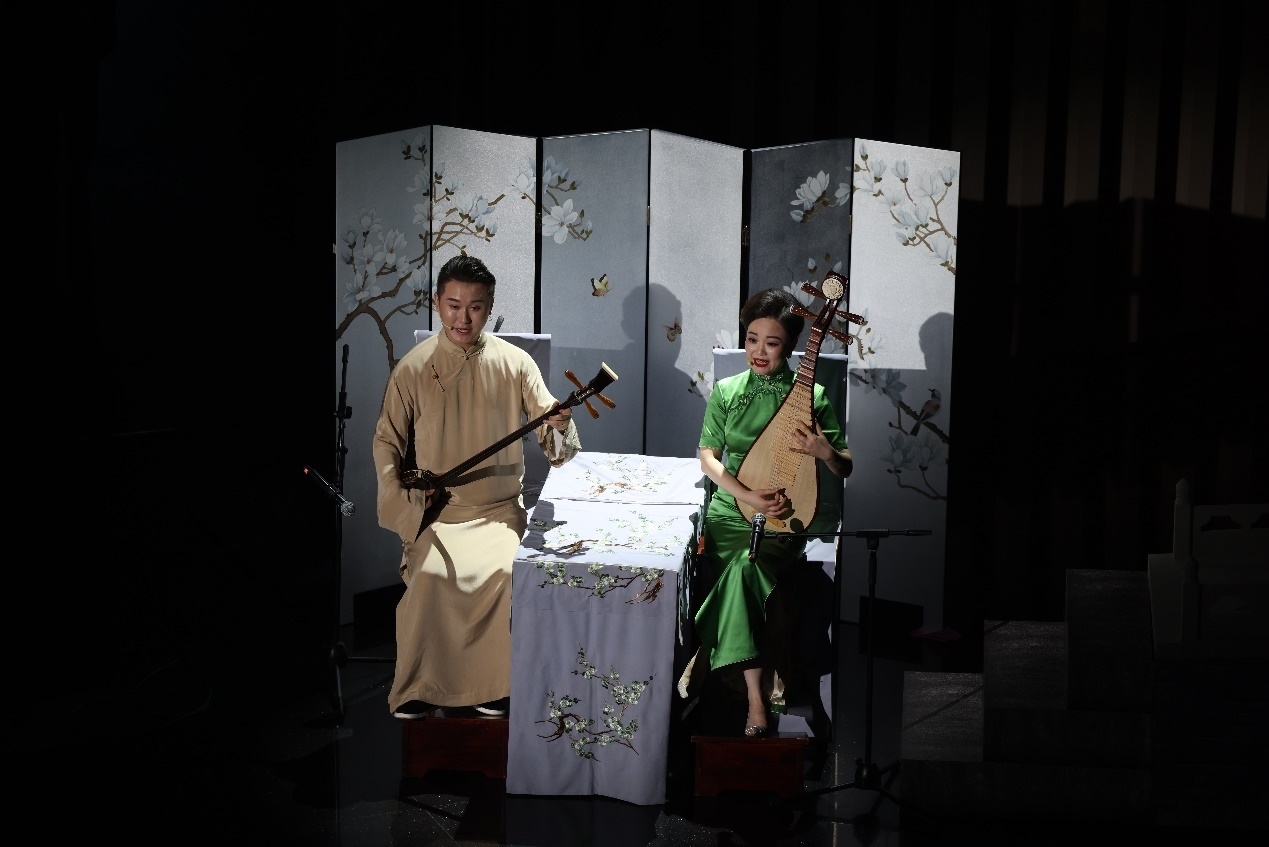 國家一級(jí)演員、揚(yáng)州曲藝研究所青年演員劉芓君（右）、揚(yáng)州曲藝研究所青年演員王智超（左）現(xiàn)場表演。