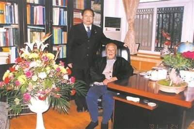 2001年2月，李德仁（左一）給導(dǎo)師王之卓拜年。