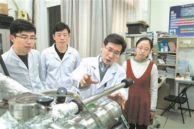 2017年10月，清華大學(xué)低維量子物理國家重點(diǎn)實(shí)驗(yàn)室，薛其坤（左三）與學(xué)生討論實(shí)驗(yàn)工作。 苑潔攝