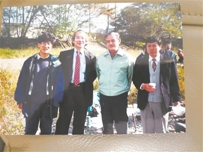 薛其坤（左一）在日本求學(xué)期間與導(dǎo)師櫻井教授合影。受訪者供圖