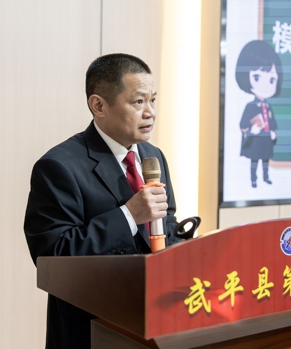 圖④：武平法院刑庭庭長候良石在模擬法庭后為學生上普法課。