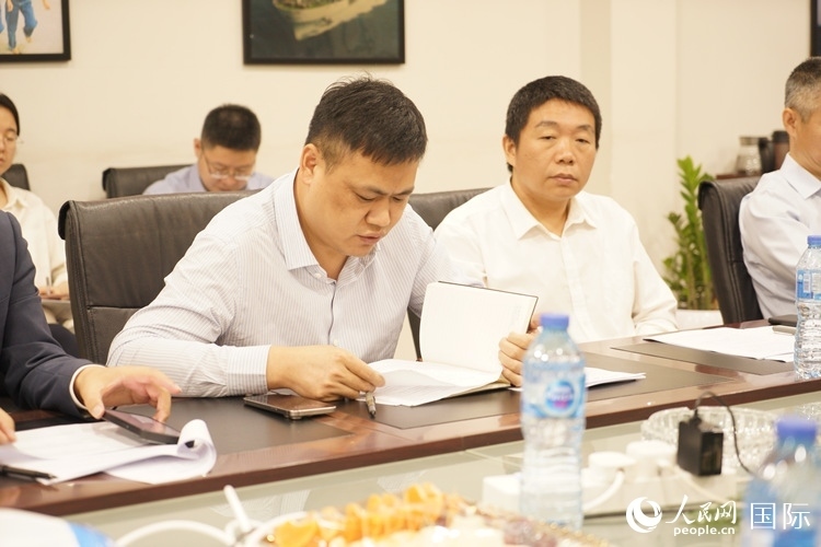 新當(dāng)選尼日利亞中國(guó)礦業(yè)聯(lián)合會(huì)會(huì)長(zhǎng)中國(guó)和聯(lián)公司董事長(zhǎng)李輝發(fā)言。人民網(wǎng)記者 姜宣攝