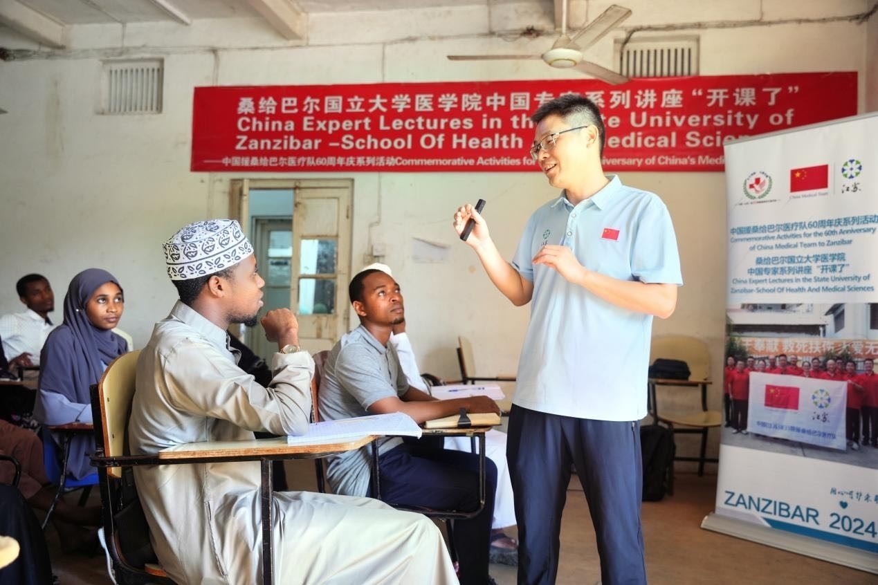 李勇醫(yī)生在解答學(xué)生的問題。 中國援桑醫(yī)療隊供圖