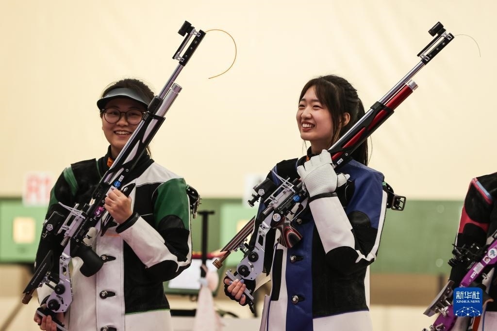 2023年9月24日，在杭州亞運會射擊項目女子10米氣步槍個人決賽中，中國選手黃雨婷以252.7環(huán)的成績獲得冠軍，韓佳予獲得亞軍，印度選手拉米塔獲得季軍。圖為黃雨婷（右）、韓佳予在比賽后。新華社記者 單宇琦 攝