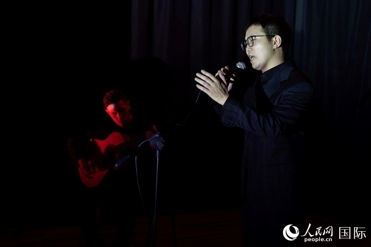 歌曲表演。馬丁·薩巴拉攝
