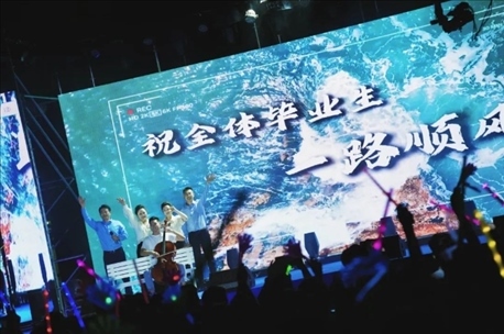 歌曲《祝你一路順風》演出現(xiàn)場。供圖：日照職業(yè)技術(shù)學(xué)院
