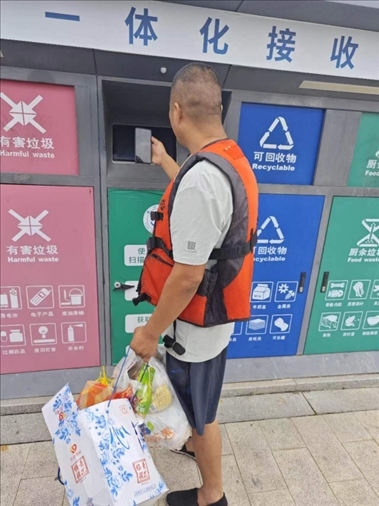 張琪在水上服務(wù)區(qū)處理生活垃圾。人民網(wǎng)記者 黃鈺攝