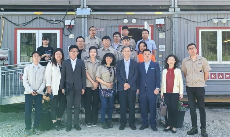 中國駐瑞典大使崔愛民（前排右四）走訪瑞典科達利公司和先導智能公司，并與企業(yè)負責人和部分員工合影。中國駐瑞典大使館供圖