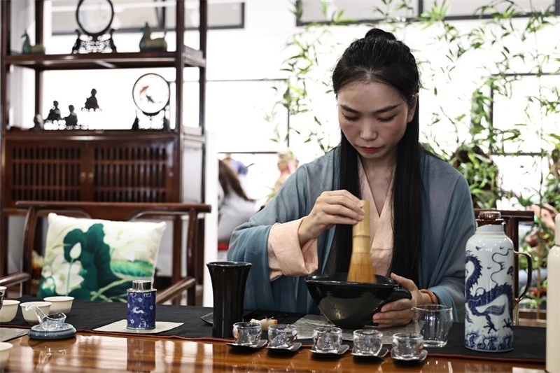茶藝師現(xiàn)場展示宋式點(diǎn)茶。拉巴特中國文化中心供圖