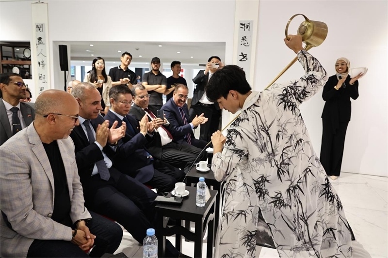 長嘴壺斟茶。拉巴特中國文化中心供圖