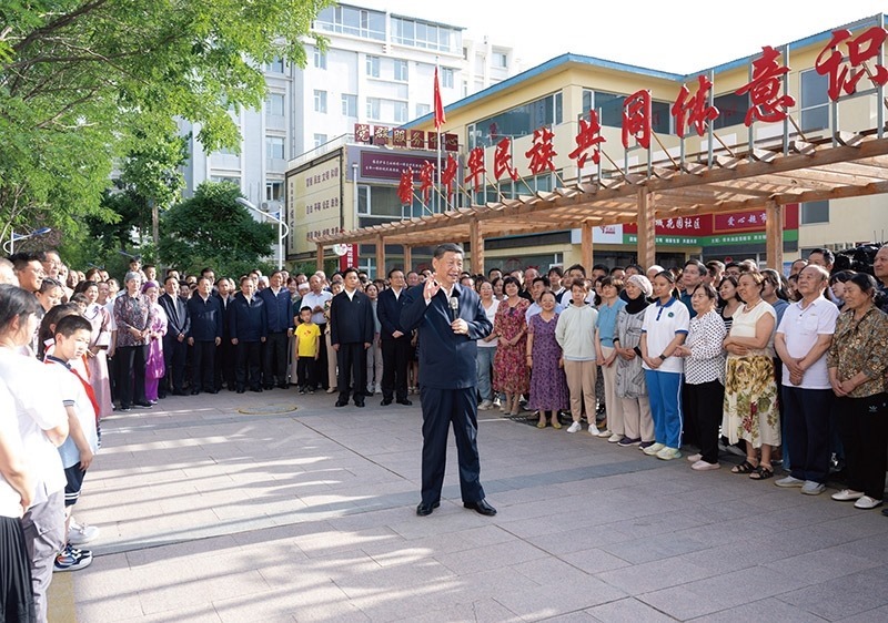 2024年6月19日至20日，中共中央總書(shū)記、國(guó)家主席、中央軍委主席習(xí)近平在寧夏考察。這是19日下午，習(xí)近平在銀川市金鳳區(qū)長(zhǎng)城花園社區(qū)考察時(shí)，同社區(qū)居民親切交流。 新華社記者 謝環(huán)馳/攝