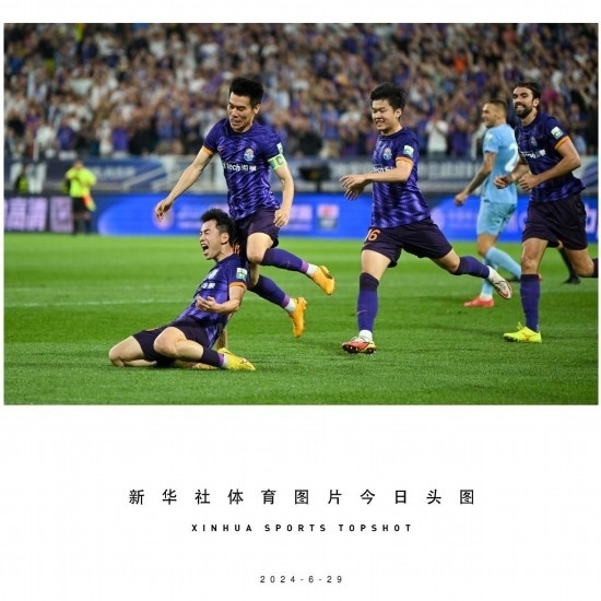  6月29日，天津津門(mén)虎隊(duì)球員劉俊賢（左一）在比賽中進(jìn)球后慶祝。新華社記者 孫凡越 攝