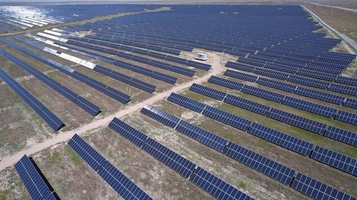 這是2023年5月4日在哈薩克斯坦阿拉木圖州拍攝的卡普恰蓋100兆瓦光伏電站的太陽能電池板（無人機(jī)照片）。新華社發(fā)（奧斯帕諾夫攝）