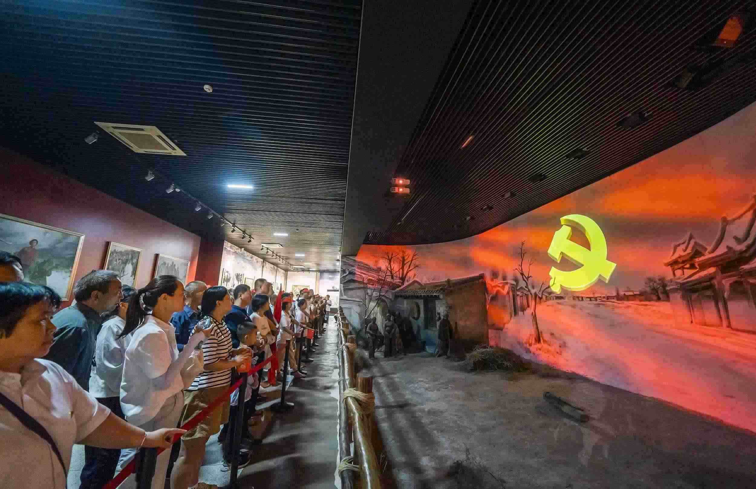 山西呂梁，游客正在文水縣劉胡蘭紀(jì)念館參觀。（圖片來源：視覺中國）