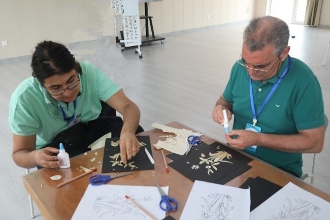 葡萄牙魯班工坊師生制作麥秸畫(huà)。