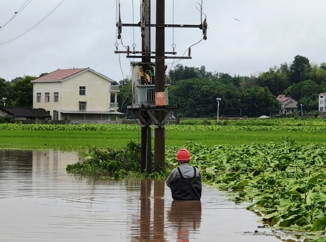 湖南常德桃源縣供電公司員工涉水檢查10千伏浯三線。受訪者供圖