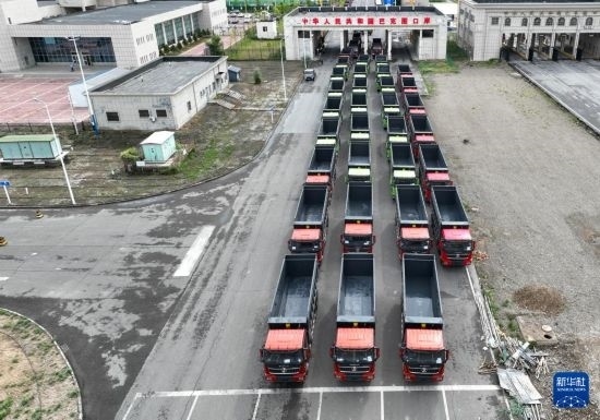 7月2日，車輛在巴克圖口岸辦理通關(guān)手續(xù)（無人機照片）。新華社發(fā)（馬丁 攝）